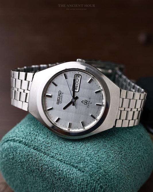 1978 VINTAGE SEIKO QUARTZ TYPE II 7546-7020 DAY-DATE KANJI STRIPED DIAL STAINLESS STEEL MEN'S WATCH