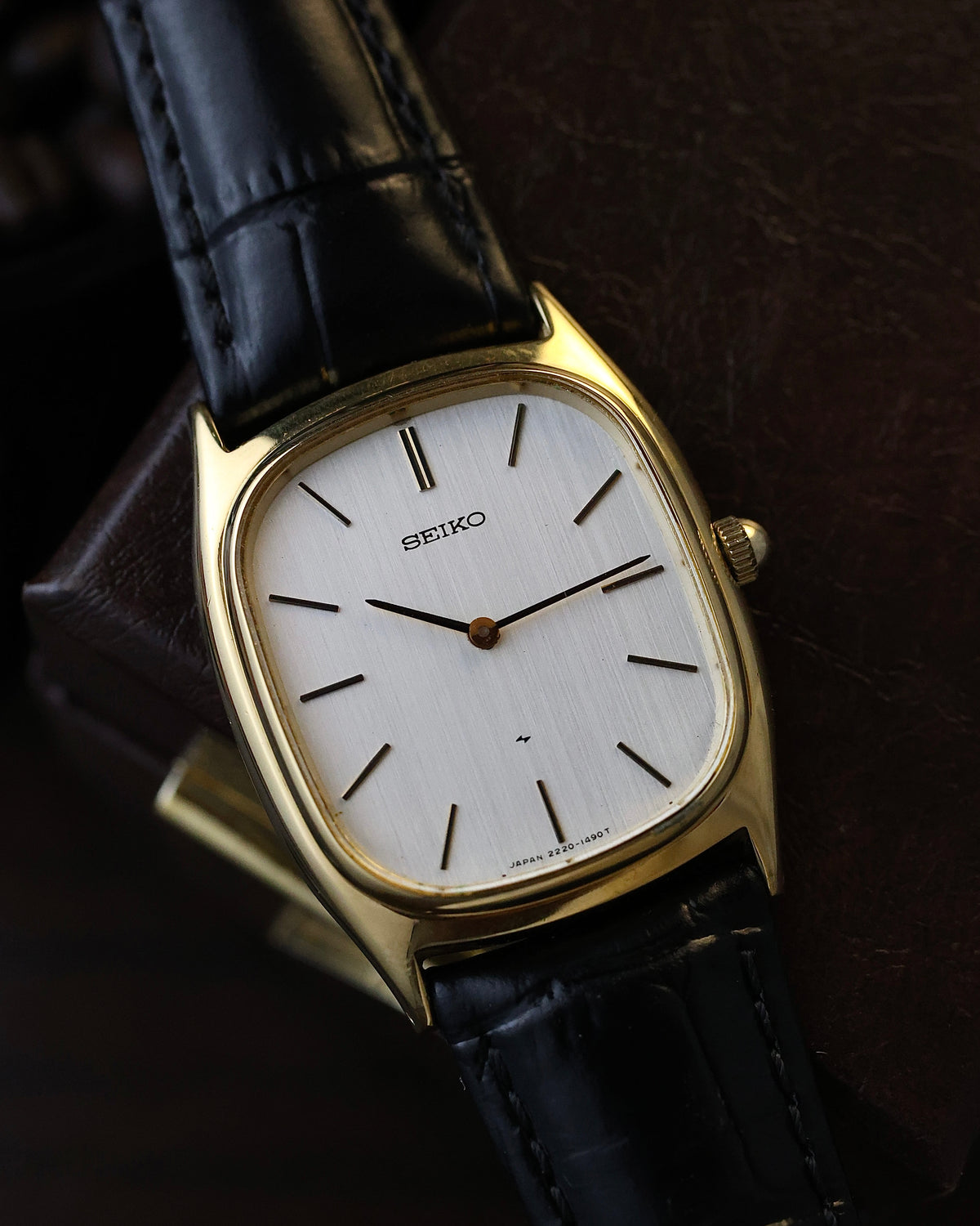 Vintage Seiko Chariot Manual Winding Gold Plated Linen dial watch Ref. 2220-3530
