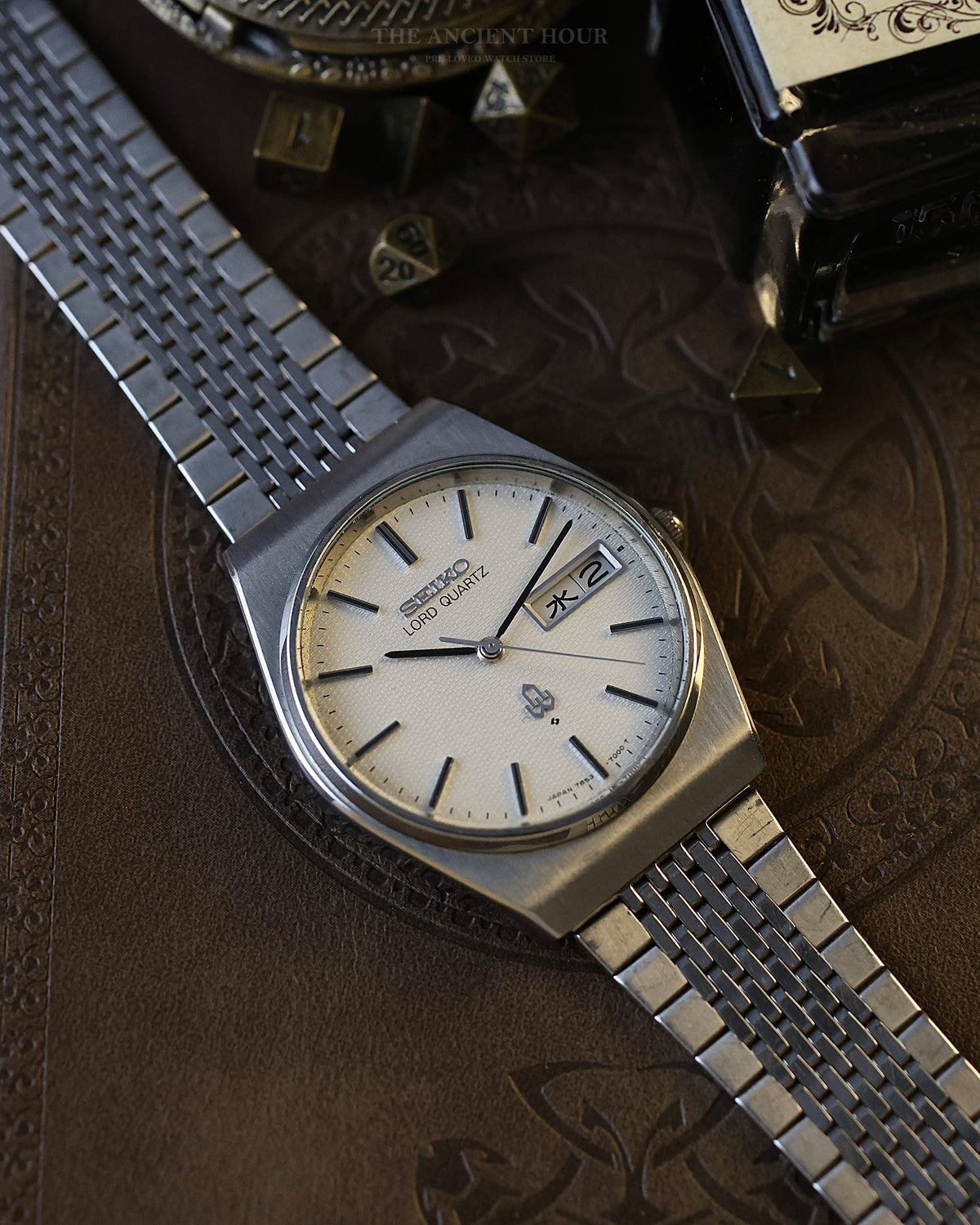 1978 VINTAGE SEIKO LORD QUARTZ WHITE TEXTURED DIAL 7853-7010 KANJI DAY-DATE