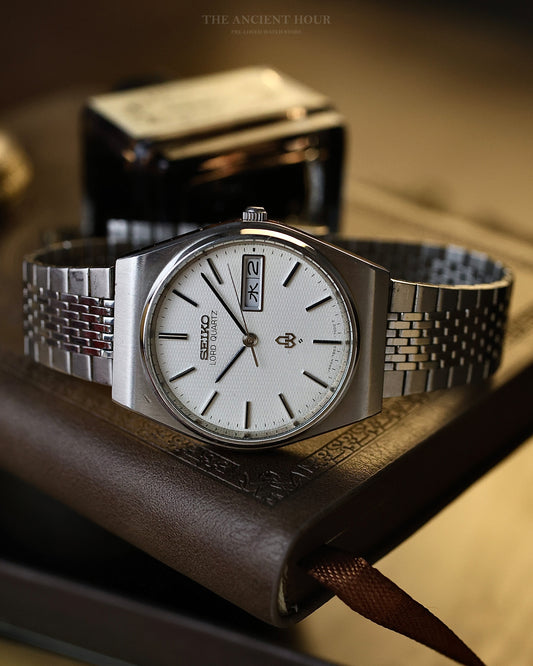 1978 VINTAGE SEIKO LORD QUARTZ WHITE TEXTURED DIAL 7853-7010 KANJI DAY-DATE