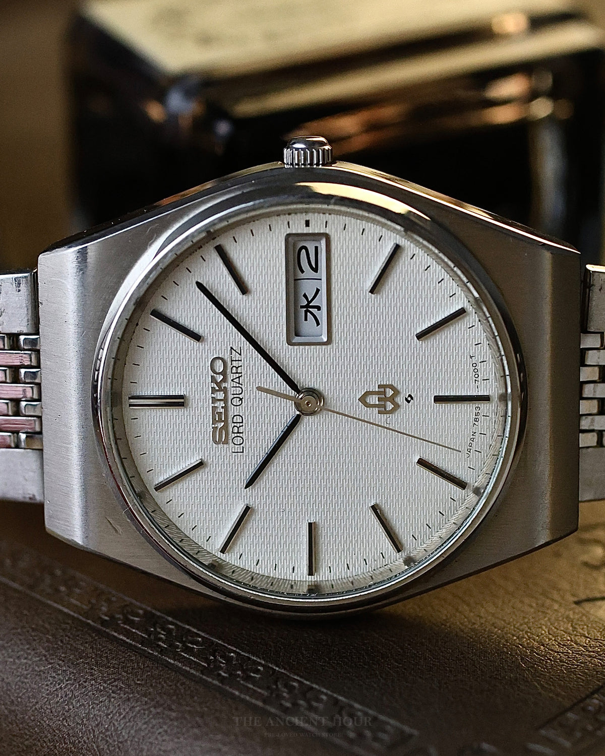 1978 VINTAGE SEIKO LORD QUARTZ WHITE TEXTURED DIAL 7853-7010 KANJI DAY-DATE