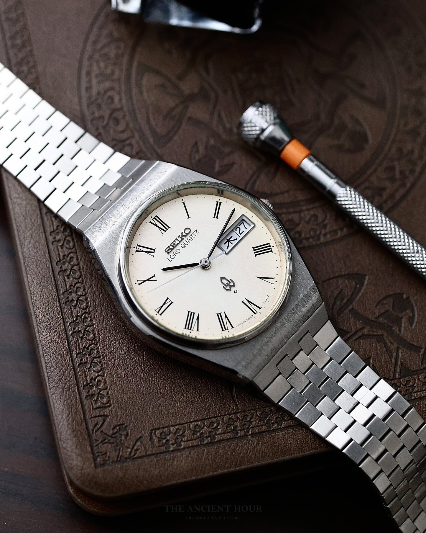 JDM VINTAGE SEIKO LORD QUARTZ WHITE ROMAN DIAL 7853-7010 KANJI DAY-DATE