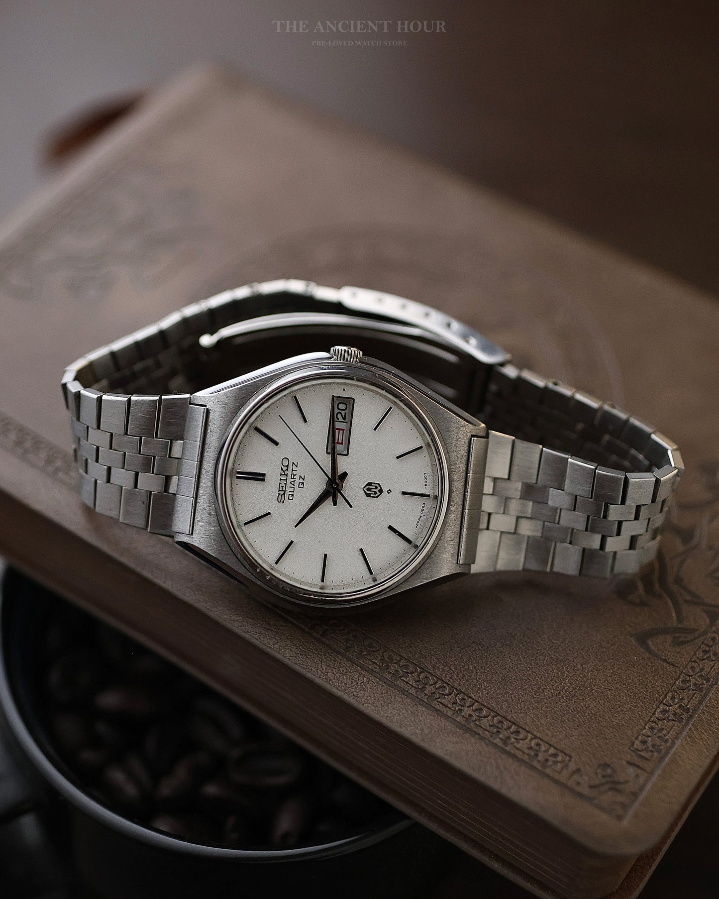 1975 VINTAGE SEIKO QUARTZ 0923 "SAND DUST" WHITE TEXTURED DIAL JDM