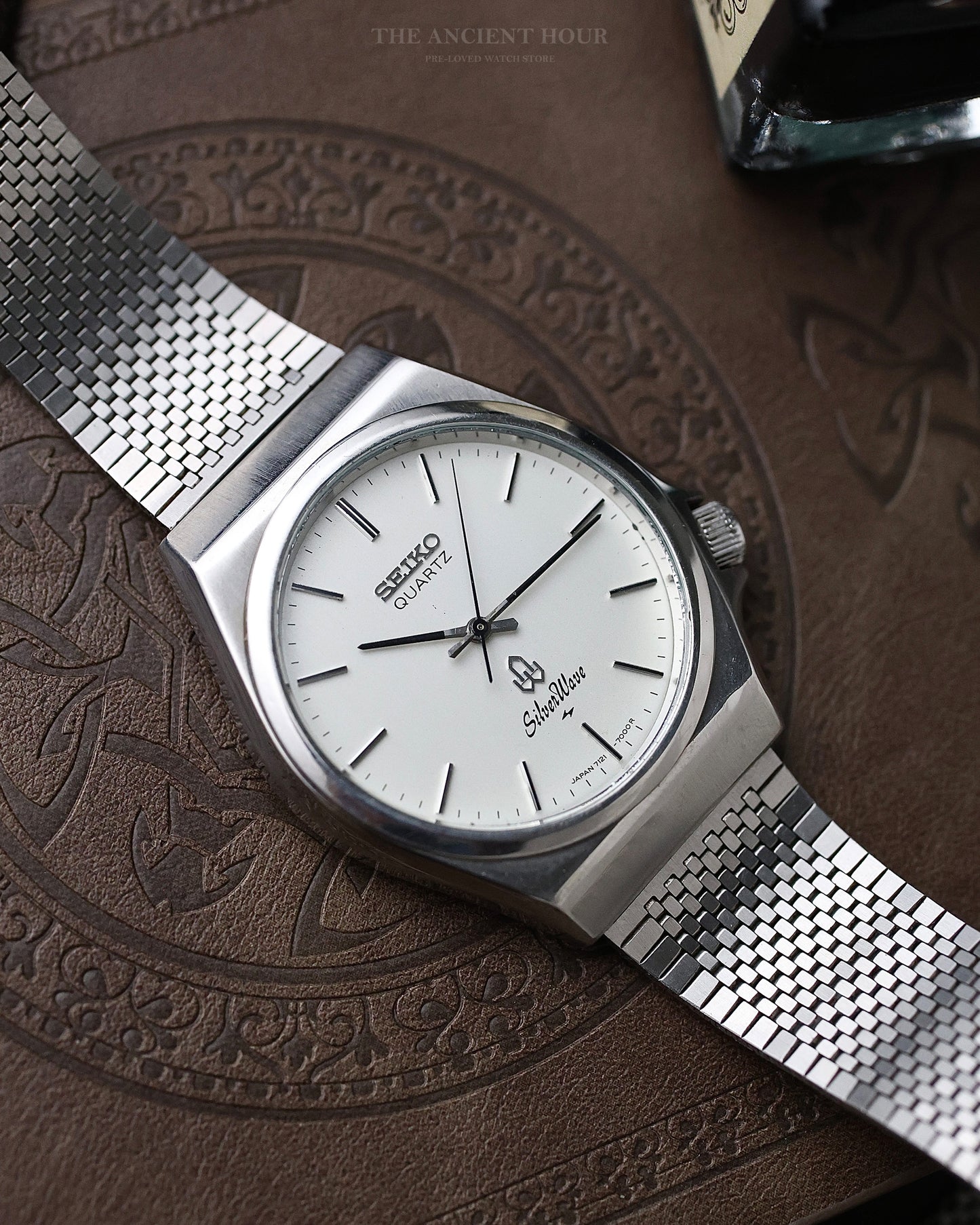 Vintage Seiko SilverWave Quartz JDM – Crisp White Dial with Textured Mesh Bracelet