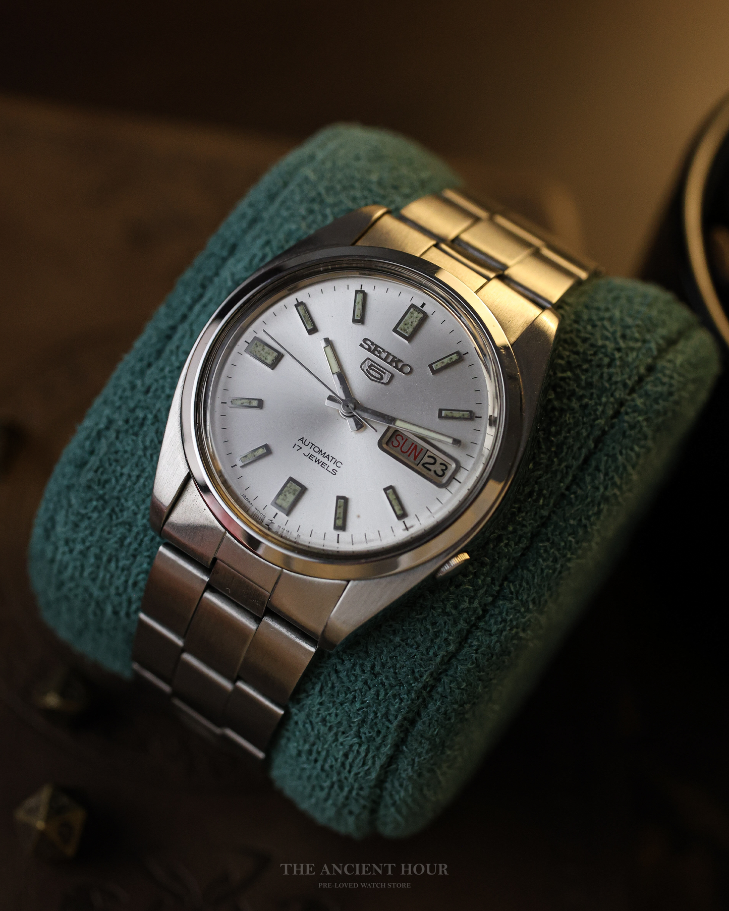 JDM Vintage Seiko 5 - 7009-8211 day/date pusher crown Men's watch