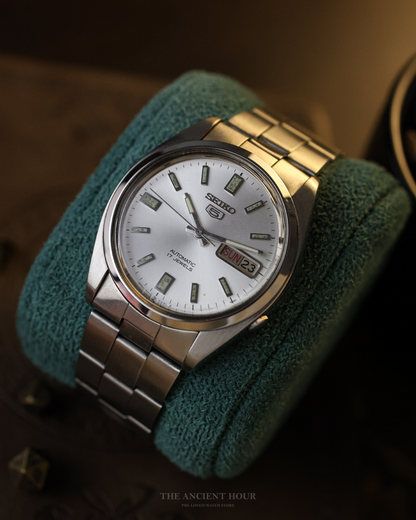 JDM Vintage Seiko 5 - 7009-8211 day/date pusher crown Men's watch